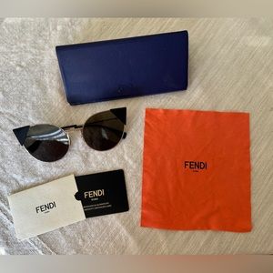 no scratches...authentic ✅ need more pictures let me know